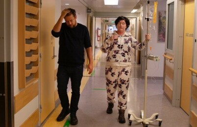 FORANDRING: Christine Koht er nærmest ugjenkjennelig etter flere behandlinger med kortison. I juni viste hun fram sitt «nye» ansikt i et åpenhjertig intervju med Aftenposten. Her med podkast-makkeren Joachim Førsund. Foto: Privat FORANDRING: Christine Koht er nærmest ugjenkjennelig etter flere behandlinger med kortison. I juni viste hun fram sitt «nye» ansikt i et åpenhjertig intervju med Aftenposten. Her med podkast-makkeren Joachim Førsund. Foto: Privat